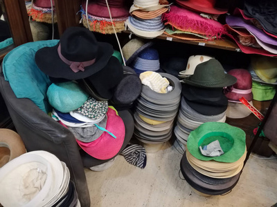 成堆的这家帽店的帽子图片