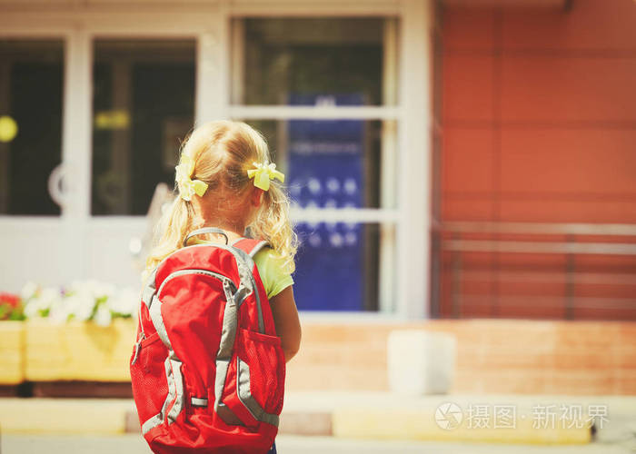 回到上学的小女孩去幼儿园或托儿所