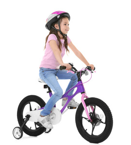 可爱的小女孩骑着自行车在白色背景上