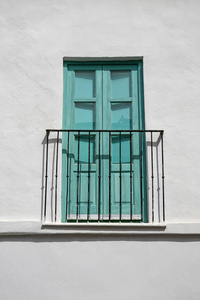 绿松石阳台门在这粉饰的墙