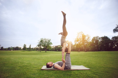 人们练习 acro 瑜伽户外健康的生活方式