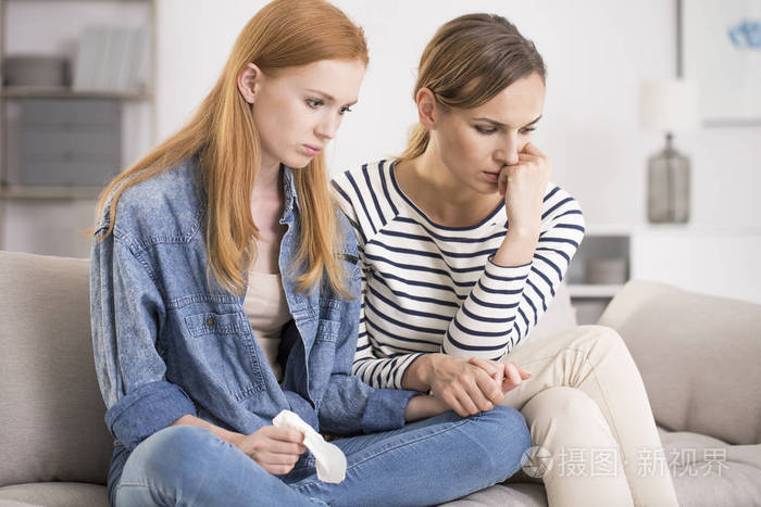 安慰朋友,手牵着手