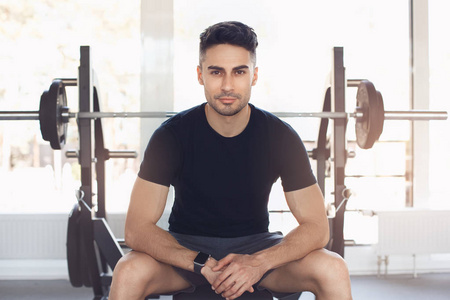 男子行使年轻男子行使在健身房健康的生活方式照片