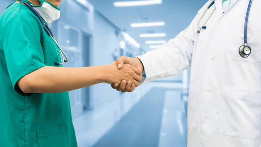 医生握手医疗人团队合作图片