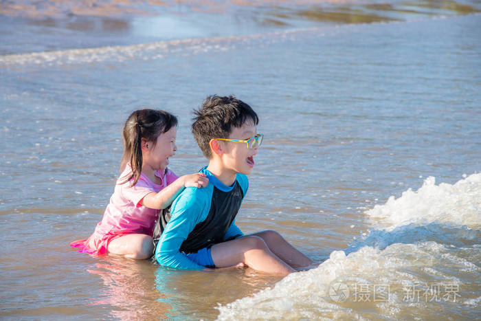 儿童被海浪击中后笑得很开心