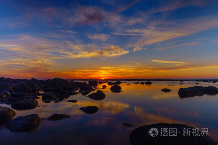 大海，石头在前景中的落日