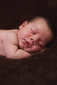可爱的平平新生儿的肖像