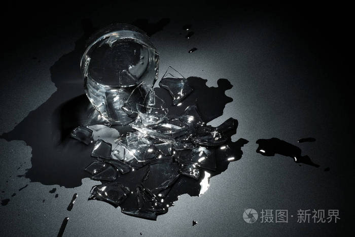 在黑色背景上水碎玻璃