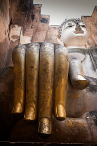 关闭了佛陀在 wat srichum 在素可泰历史公园的手