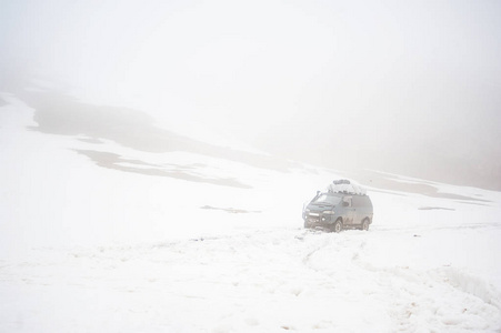 汽车旅行山上雪道路景观。4  4 吉普车车上一个山口，登上峰顶