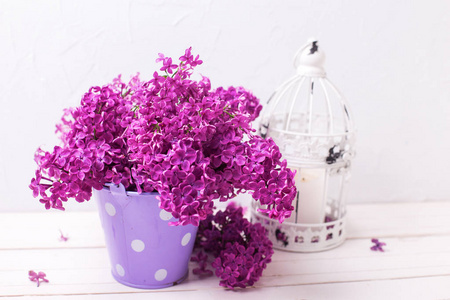 存储桶中的紫丁香鲜花