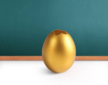 金色的复活节彩蛋孤立