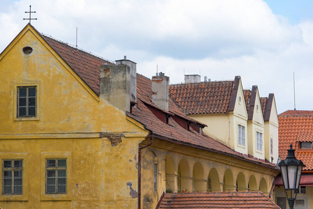 在布拉格，捷克传统建筑红顶老黄房子
