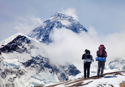 从 Kala Patthar 与两名游客登上珠穆朗玛峰