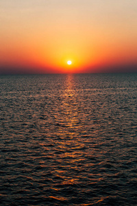 黎明或大海，大海，湖上的日落。美丽的景色。太阳是可见
