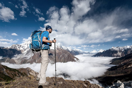 徒步旅行者是 climbig 到在高原上的喜马拉雅山马纳斯卢峰大本营