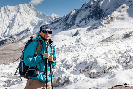 徒步旅行者在喜马拉雅山马纳斯卢峰电路上的高地