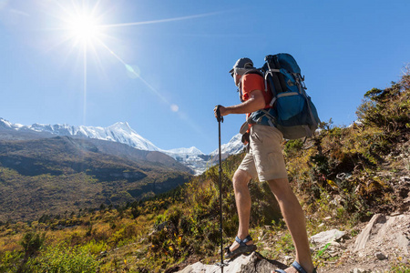 徒步旅行者在喜马拉雅山马纳斯卢峰电路上的高地登山运动员在喜马拉雅