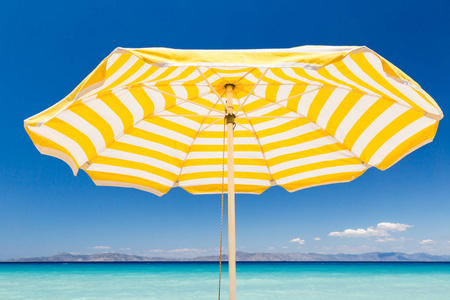 黄色沙滩伞图片