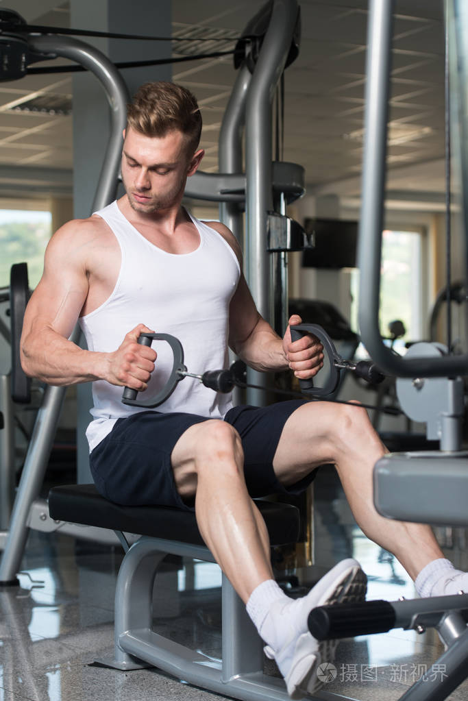 年轻人在健身房里锻炼背部照片-正版商用图片0u8zbn-摄图新视界