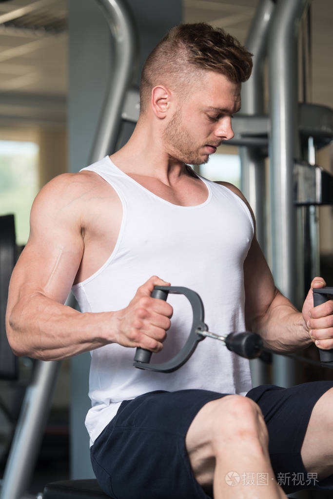 锻炼背部的肌肉男