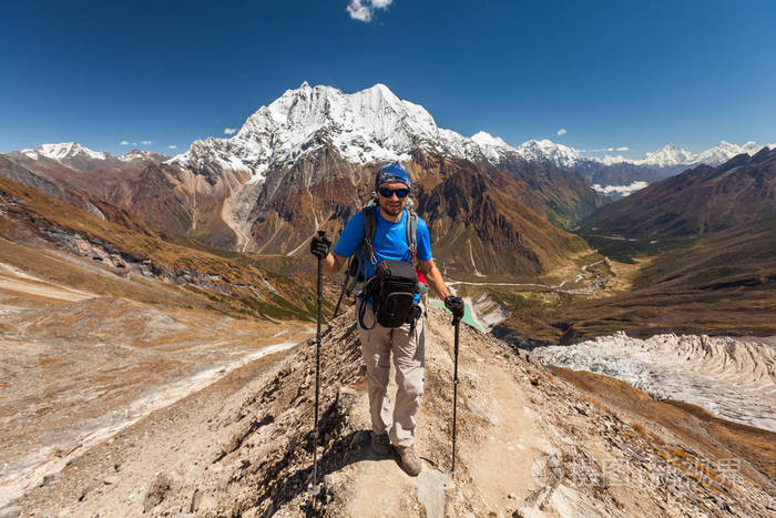 徒步旅行者是 climbig 到在高原上的喜马拉雅山马纳斯卢峰大本营