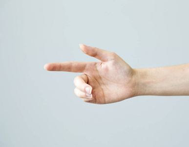 在白色背景上设计和开发的标志和符号收集图标三个手指敬礼手势,在