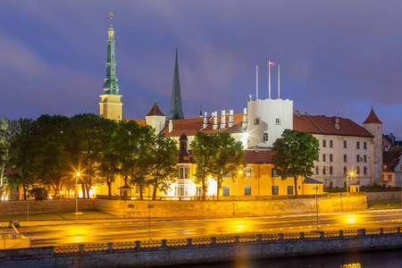 晚上的拉脱维亚里加古堡的视图。夏季时间