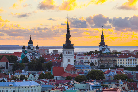 橙色落日爱沙尼亚塔林老城。大教堂塔和中世纪建筑鸟瞰图