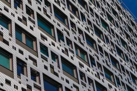 金属板料的马赛克是现代设计的摩天大楼的一部分。钢和玻璃结构