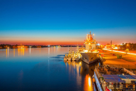里加，拉脱维亚2016 年 5 月 8 日 夜景的港口和老镇附近的大船