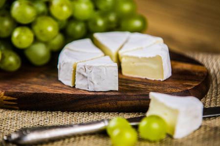 奶酪在木板上的白葡萄品种