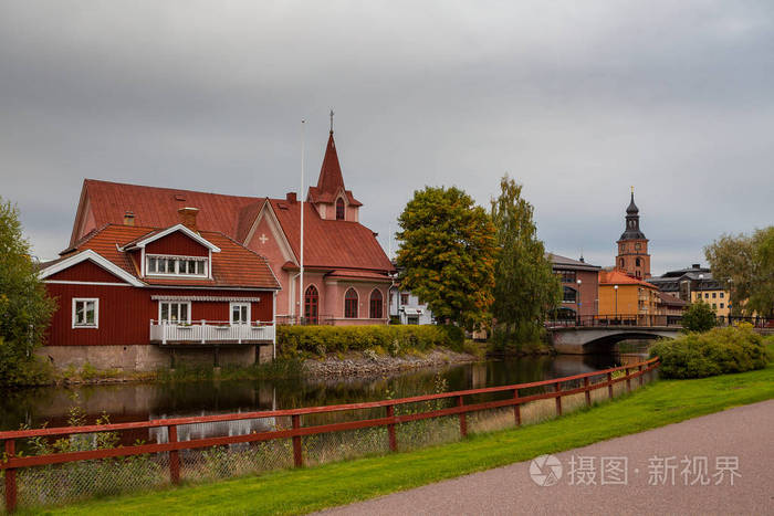 老丝束的与传统红色瑞典木制住宅。瑞典达拉纳县