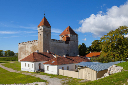 库雷萨雷城堡，Saaremaa 岛，爱沙尼亚一个夏天视图