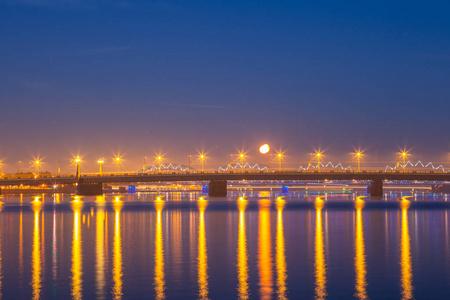 道加瓦河 铁路两用桥。在拉脱维亚首都里加的全景夜景