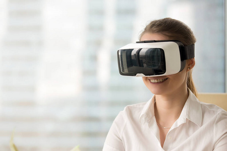 ar教育幸福的女人,穿着虚拟现实的护目镜,越来越虚拟 ar 现实经验照片