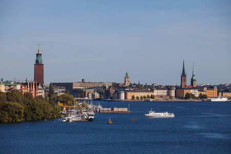 风景秀丽的夏天老城 市政厅和船中央路堤的鸟瞰图。斯德哥尔摩，瑞典
