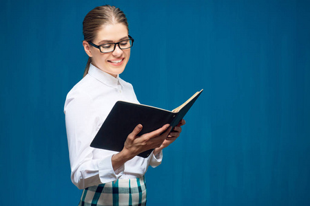 会计业务女人戴眼镜肖像与书