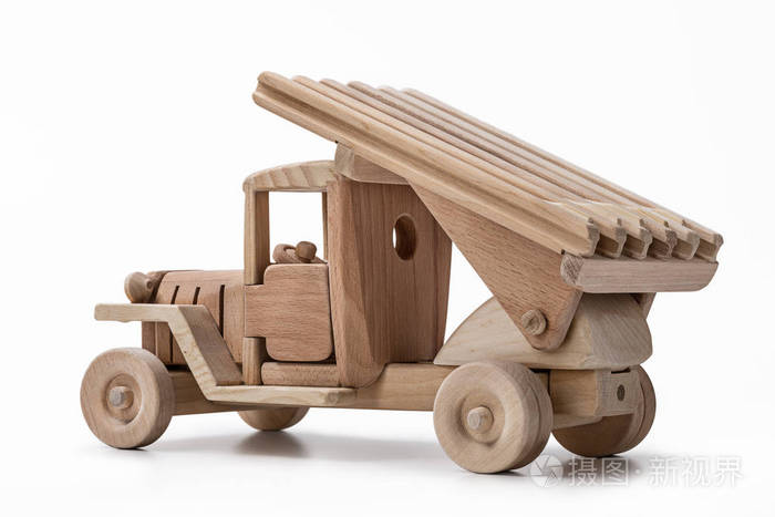 这辆车是一辆由木头制成的军事玩具车