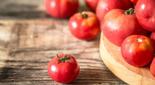 成熟的西红柿，木制的背景上