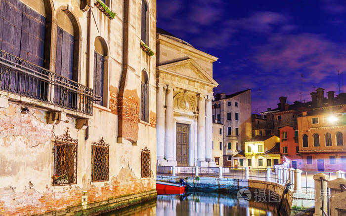 在威尼斯与典型的威尼斯大厦和运河与船的夜色