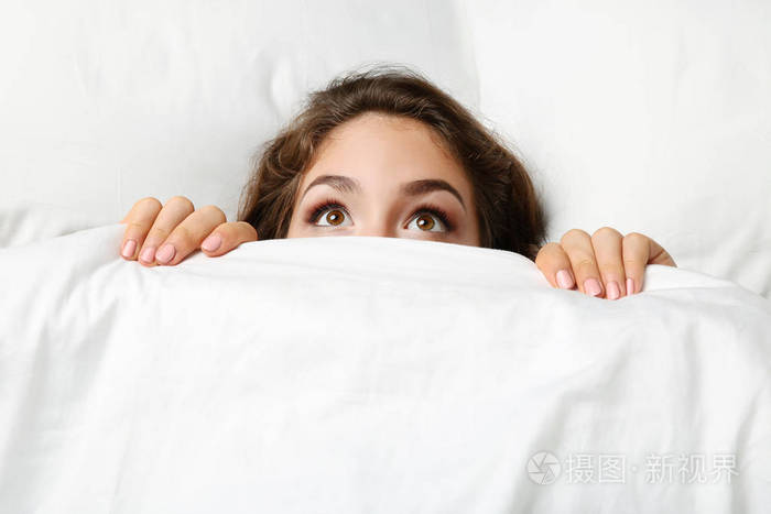 在白色的床上睡觉的女人