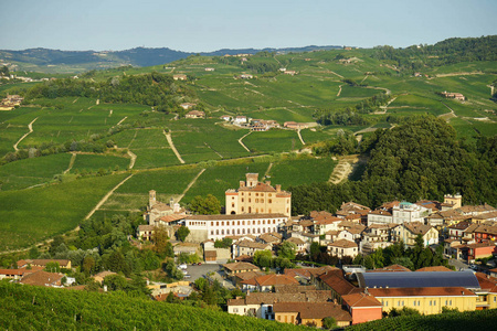 巴罗洛葡萄酒 Langhe 山中的视图