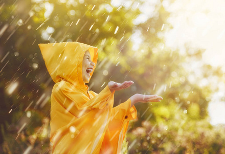 在秋天的雨下的孩子