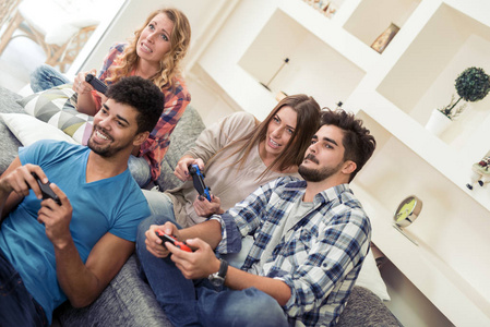 年轻的朋友们玩游戏照片