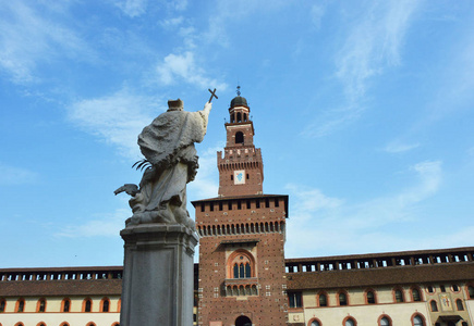 斯福尔扎城堡庭院与圣乔瓦尼 Nepomuceno，意大利米兰的雕像后面观