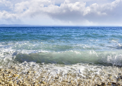 海海滩。海浪拍打着海岸的岩石