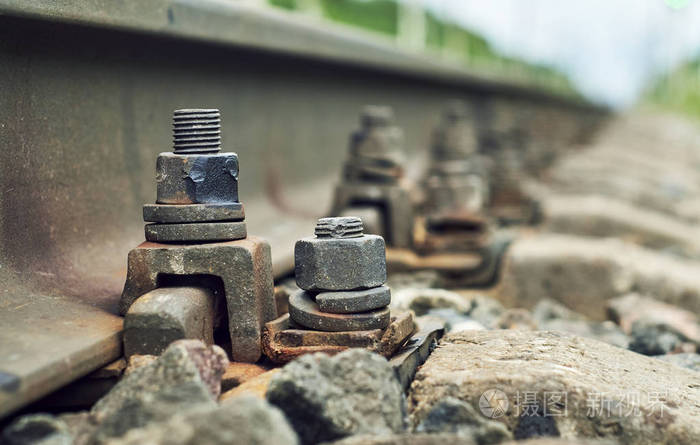 强烈的螺钉固定铁轨关闭