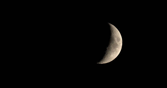 用望远镜看到娥眉月