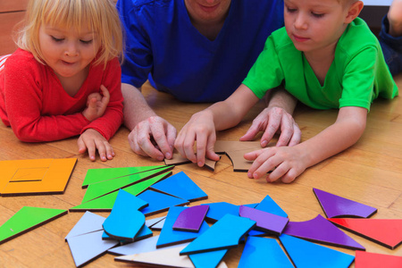 老师和孩子们玩的几何形状图片